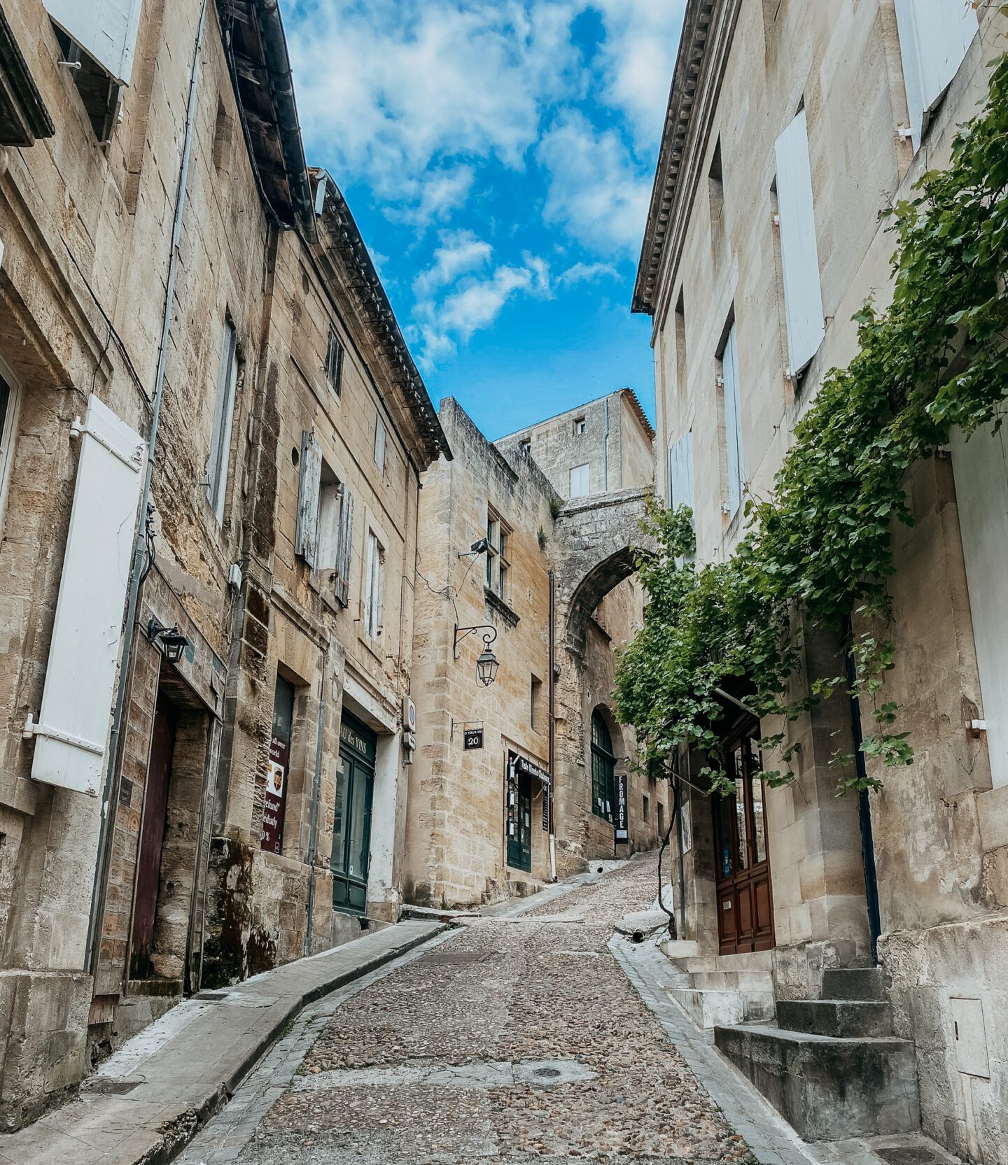 French wine country travel guide and best wine destinations in France. Photo of Saint Emilion on the right bank of Bourdeaux. 