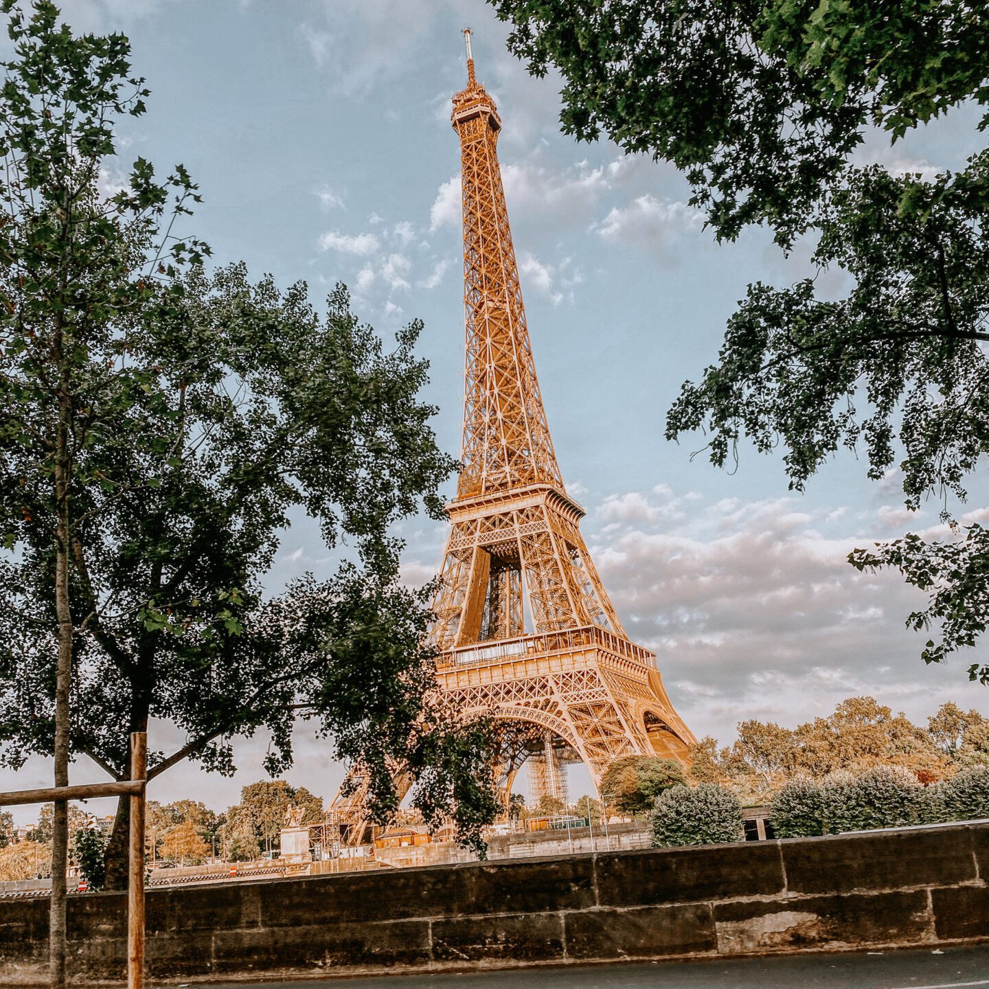 What neighborhood is best to stay in Paris?