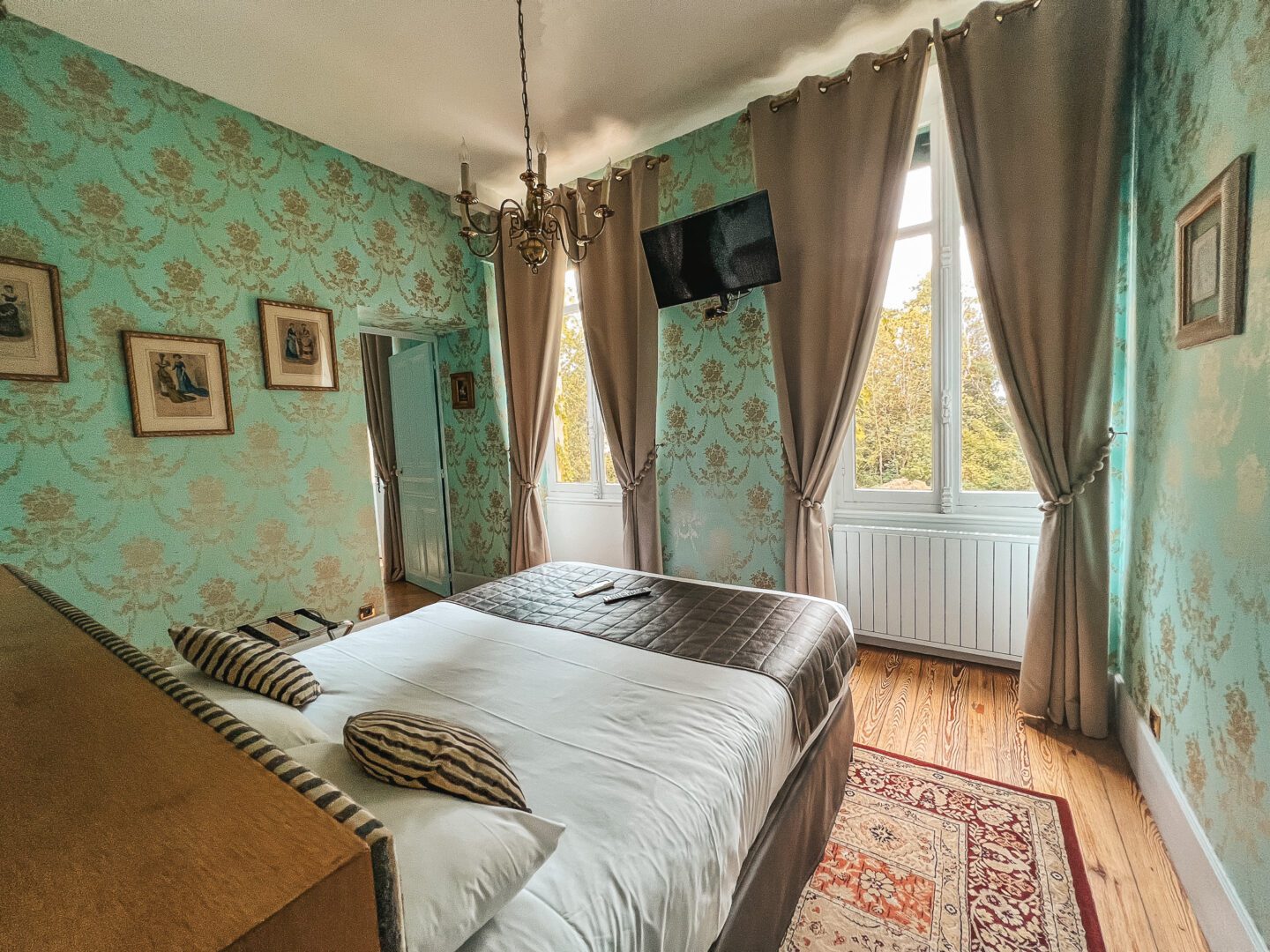 Where to stay in Burgundy with photo of master bedroom in Chateau
